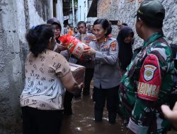 Aksi Peduli! Polwan Polres Jakbar Salurkan Bantuan, Pemeriksaan Kesehatan hingga Trauma Healing untuk Korban Banjir