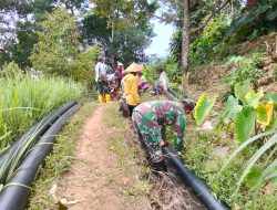Babinsa Koramil 08/Jogorogo Laksanakan Pendampingan Program Pipanisasi Di Desa Jaten