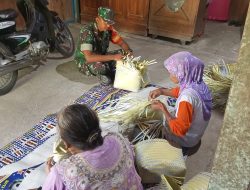 Dukung UMKM, Babinsa Berikan motivasi kepada Pengrajin Tas Anyaman