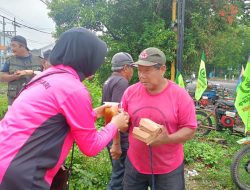 Ringankan Beban Sesama, Polsek Ngawi Kota dan Bhayangkari Gelar Jumat Berkah