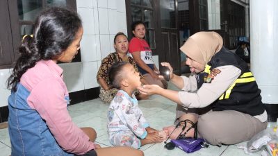 Wujud Kepedulian Polri, Baktikes Polres Metro Jakbar Bantu Warga Terdampak Banjir