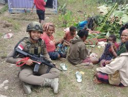 Patroli Humanis di Intan Jaya, Satgas Ops Damai Cartenz Duduk dan Berdialog dengan Warga