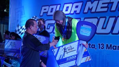 Meriah! Kapolda Metro Jaya Adakan Lomba Lari Malam di Kantor Polisi
