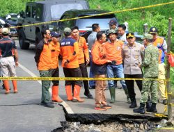 Polres Probolinggo Beri Bantuan Pipa Air Bersih Pascalongsor di Lumbang
