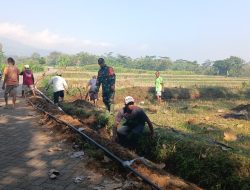 Peduli Air Bagi Warga, Babinsa Ngrambe Gotong Royong Bangun Pipanisasi Dari Mata Air Lodolo
