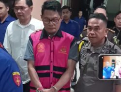 Kejati Sulut Tetapkan BAT Mantan Kadis ESDM dan Satu WNA Manager PT.HWR, "Kerugian Negara di Taksir Mencapai 45 Miliar". MANADO,viralmediaindonsia.com- Kejaksaan Tinggi Sulawesi Utara menetapkan dua tersangka PT.Hakian Willem Rumansi (HWR) dalam korupsi kasus tambang emas,(Kamis,18/06/2026) Satu tersangka berinisial BAT yang merupakan mantan kepala dinas Energi dan sumber daya mineral (ESDM) Provinsi Sulut selesai pemeriksaan langsung di gelandang ke rutan malendeng mengunakan mobil tahanan kejaksaan. Yang satunya lagi berinisial HJ merupakan manager produksi di PT.HWR Periode 2020 - 2025,warga negara asing asal China dinyatakan buron, dan menyandang status Daftar pencarian orang (DPO) oleh pihak Kejati Sulut. Hal ini di Ungkap Assisten Tindak Pidana Khusus (Asspidsus) Zein Munggaran, dalam keterangan Pers Kamis Malam,menurutnya Kasus yang telah disidik pihak kejaksaan terkait penyimpangan pengelolaan tambang emas oleh PT.HWR,kurun waktu 2013 hingga 2025. BAT Mantan Kadis ESDM diduga menerima uang ratusan juta,BAT berperan dalam penyusunan Feasibility Study (FS) Atau Studi Kelayakan PT.HWR,tanpa melalui tahapan awal Eksplorasi, sebagaimana ketentuan yang tertuang dalam aturan pertambangan. Penyidik menemukan bahwa dokumen Studi KelayakanPT.HWR,menggunakan data milik Eks Perusahaan Tambang PT. Newmont Minahasa Raya,tanpa dilakukan kajian lapangan yang mendasar. Tahun 2019 BAT kala itu masih menjabat Kepala Dinas ESDM Provinsi Sulut, dalam pembuatan Studi Kelayakan,diduga menerima uang sebesar 300 Juta,tanpa menurunkan tim turun lapangan untuk melakukan evaluasi Studi kelayakan beroperasi PT.HWR. Manager produksi PT.HWR yang berstatus DPO diduga melakukan, Pengolahan,Pemurnian dan Penjualan emas,Hasil Produksi PT.HWR, Sejak 2021 Hingga 2023 tanpa didukung dokumen Rencana Kerja Anggaran Biaya (RKAB) yang sah. Selain itu HJ Memalsukan Laporan Data Produksi kepada Direktur utama PT.HWR,sehingga menyebabkan kerugian negara. HJ dinyatakan tersangka,setelah mangkir tiga kali dari panggilan penyidik kejaksaan tinggi,yang bersangkutan saat ini sudah berstatus DPO, pihak kami telah berkoordinasi dengan kejaksaan Agung dan pihak intelejen, untuk melacak pelaku,yang keberadaannya hingga kini belum diketahui. Kerugian negara mencakup dua komponen utama,yakni Komponen kerusakan Lingkungan yang mendominasi akibat aktivitas pertambangan yang luasnya mencapai 43 Hektar,ditaksir kerugian mencapai 17 Miliar, berdasarkan kajian yang melibatkan Ahli lingkungan dari Institut Pertanian Bogor (IPB). Komponen kedua berasal dari Penjualan Emas yang tidak sesuai (RKAB), akibat manipulasi data produksi dengan nilai kerugian mencapai Rp.28 Miliar Tutal kerugian negara yang kami temukan sementara mencapai Rp.45 Miliar,total tersebut belum final, masih berpotensi bertambah, karena proses penyidikan masih terus jalan,Ucap Zein. Penyidikan masih terus berlanjut,pengumuman tidak tidak hanya kedua tersangka, Penyidik telah memberi signal adanya tersangka lain dalam kasus ini. Penyidik masih mendalami peran saksi lain, keterlibatannya dalam Praktik Korupsi PT.HWR,pihak Kejati terbuka dalam penanganan kasus ini. Para Tersangka dijerat Sejumlah Pasal dalam Undang undang Tindak Pidana Korupsi dan Undang undang Minerba Pasal 2 (Ayat 1),Pasal 3,Pasal 5,Pasal 603,604 dan 605 jelasnya. (Affandi)