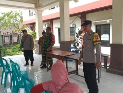 Babinsa Paron dan Bhabinkamtibmas Bersinergi Amankan Penyaluran PKH Plus Tahap III