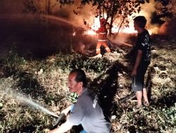 Babinsa Koramil 01/Ngawi Bersama Petugas dan Warga Padamkan Kebakaran Lahan Bambu di Kranggan