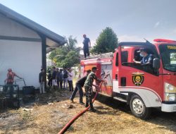 Babinsa Geneng dan Petugas Damkar Sigap Padamkan Kebakaran Kantor Toyota Audio 2000