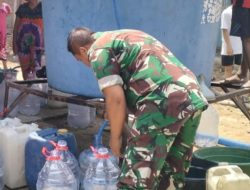 Babinsa Posramil Pitu Dampingi Pendistribusian Bantuan Air Bersih bagi Warga Terdampak Kemarau