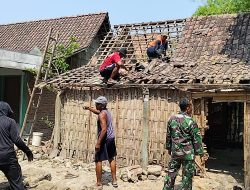 Semangat Gotong Royong, Babinsa Karangjati Bersama Warga Kerja Bakti Bongkar Rumah Sujito