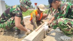 Semangat Mbah Jumiran, Usia 81 Tahun Tetap Aktif Bantu Pembangunan Jalan Paving di TMMD Ke-130