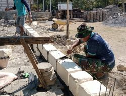 Pelda Ridwan Satgas TMMD ke-130 Kodim Ngawi Bersama Warga Kompak Bangun Rumah Bu Kasiyem
