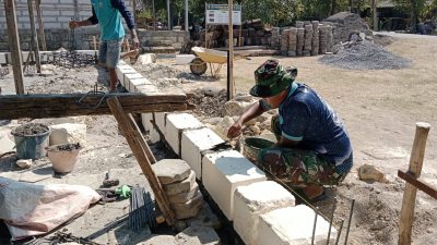 Pelda Ridwan Satgas TMMD ke-130 Kodim Ngawi Bersama Warga Kompak Bangun Rumah Bu Kasiyem