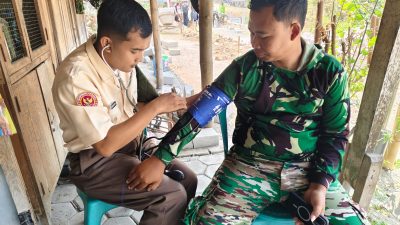 Tak Kenal Lelah, Vredi Anggota ASN Polkes 05/V Ngawi Berikan Pelayanan Kesehatan Gratis di Lokasi TMMD ke-130