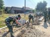 Cuaca Panas Tak Surutkan Semangat Satgas TMMD ke-130 Kodim Ngawi, Genjot Pemasangan Gastin dan Talud Jalan