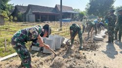 Cuaca Panas Tak Surutkan Semangat Satgas TMMD ke-130 Kodim Ngawi, Genjot Pemasangan Gastin dan Talud Jalan