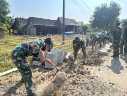 Cuaca Panas Tak Surutkan Semangat Satgas TMMD ke-130 Kodim Ngawi, Genjot Pemasangan Gastin dan Talud Jalan