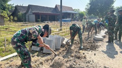 Cuaca Panas Tak Surutkan Semangat Satgas TMMD ke-130 Kodim Ngawi, Genjot Pemasangan Gastin dan Talud Jalan